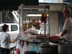 ホテル近くのお店でカオマンガイ