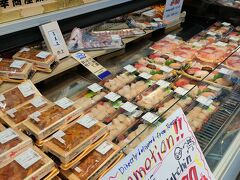 ロータスで見かけた日本の海鮮
ウニが、９９９バーツ
北海道のホタテも販売されている。