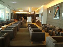 出国審査後は、国際線ターミナルのカード会社ラウンジへ向かう