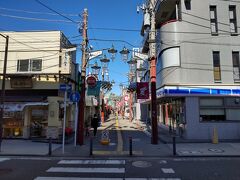 金沢文庫駅前へ続くすずらん通り商店街、店舗が入れ替えされながらそこそこの活気が保たれている。