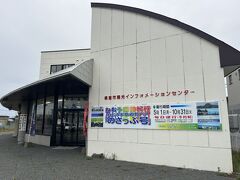 レンタカーを走らせている途中、シカやキツネがいて北海道の自然の豊かさが感じられました。