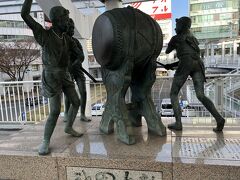 　2023年12月10日(日)晴れ　旅行4日目
　今日も20度を超す暖かさ。途中でダウンはキャリーにしまいます。晴れて暖かい、師走の日曜なので、どこも混むのは覚悟。予定より一本早い特急に乗ることにします。
　小倉駅前の祇園太鼓像。また来月。少し早いけれど、良いお年をと、ご挨拶。