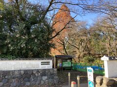 ほどなく都立平山城址公園の銘板を掲げる壁

今はここは工事で立入禁止かな
大きな木が見える

平山城址とあるが、城跡をウリにしているというよりは、自然公園のようだ

元々ここから公園に入る予定はなかったので、壁に沿って左手へ進む