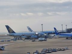 まずは、成田からシンガポール航空のA380でシンガポールへ
ラウンジから搭乗機が見えました