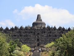 ボロブドゥールのゲートまで1万ルピアで行くというバイタクの客引きが声をかけてきますが、歩いて10分もかからないので歩くというと５千ルピア（50円）と言ってきますが歩きます。世界遺産ボロブドゥール遺跡の入場料は、翌日行く予定のブランバナン寺院とセットでカード払いしましたが6750円と結構な高額。外国人料金が設定されていてインドネシア人の７倍です。