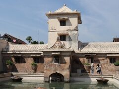 ＜ジョグジャカルタ＞タマンサリ離宮に行きました。バイタクで8000ルピア（80円）。1765年に建てられた水の王宮です。水浴場で王宮に仕える女性に水浴びをさせ、それをスルタンが塔の３階（写真）より眺め、気にいった女性に花束を投げ、王専用の施設の水浴場で沐浴したり、夜をともにしたりしたとも言われています。