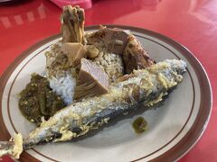 バスターミナル近くで見つけた食堂で遅い昼食（ナシゴレン）は魚・鶏が入って18000ルピア（170円）でした。
