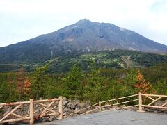 有村溶岩展望所からは三角錐の姿の桜島です。