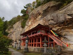 厳美渓から毛越寺や中尊寺に向かう途中に立ち寄ったのが「達谷窟毘沙門堂」です。征夷大将軍・坂上田村麻呂が蝦夷平定の際に建立したとされ祈願所で、1200年の歴史を誇ります。大きな岩壁を背にして建てられており、迫力あるその姿は圧巻でした。見どころの多いこの界隈でも必見スポットのひとつだと感じています。