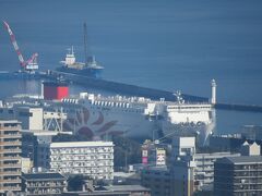 別府のグローバルタワー（地上100m展望台）から望遠で眺める「さんふらわあ　むらさき」。