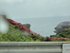 元乃隈神社まで細い道をスレスレで行きましたが、雨がすごいのと混雑していたので、降りるのはやめました。