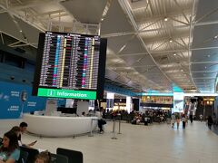 無事にローマフイミチーノ空港に到着しました。
既に21時頃到着なので、時間的にローマが目的地の人向きです。
乗換えると到着は深夜になります。