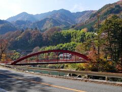 ということで、名所・木曽の桟（かけはし）に到着。川の向こうの建物は桟温泉という温泉宿らしい。木曽の桟はあの赤い橋なのかな？（全然ちがいます）
赤い橋を渡って川の向こうに行ってみる。が、そこにあったのはギリギリ入れるかなと思えるトイレがあるだけ。周りに休む場所は見当たらない。
私「温泉宿の方から川に降りて岩とかに座る？」
旦那「いや、下るのムリ」
あ、これはもうマジなやつだ。まずいな。とりあえず座れるところ探さないと！！
結局、名所・木曽の桟がなんだかよくわからないまま先へー。
