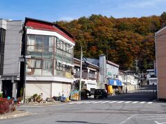 ということで13時過ぎ、上松駅に到着しました！
今日はウォーキングイベントをやっているらしく、観光協会のテントとかパンフレット配ってる人とか、歩き終えたorこれから歩く感じのリュック背負った人たちがいっぱいいる！ああ、みんなのリュック小さくていいなあ。

とりあえず観光案内所の脇のベンチで休憩。うーん、椅子ってステキ。
足が痛いという旦那、様子見に靴下を脱いでみると足の小指に血マメを発見。なるほど、これは痛いわ。応急処置に手持ちのキズ〇ワーパッドを貼る。これで少しは痛みが軽減できればよいのだけど。

そんなこんなで少し落ち着いたところで周りを見てみる。ぱっと見ご飯食べられそうなところが見当たらない。観光案内所で聞いてみる。
私「この辺にご飯食べるところありますか？」
観光協会の人「この辺、ないのよぉ」
ないんかーーい！！
今日の宿が寝覚の床だという話をしたら、そこまで行くと食堂やそば屋があるからもうちょっとがんばって行ってみて、と言われちゃった。
うぅぅ。わかりました、向かいますぅ。