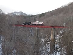 　「悲別」を観たら、炭鉱遺産を見に行きたくなり、芦別、赤平経由で帰ることにしました。
　最初、西芦別に来ました。炭山川にかかる三井芦別鉄道の遺構です。鉄橋に機関車と貨車とは、インパクトがある光景ですね。