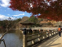 浮見堂に降りてくると、どこからともなく尺八の音。