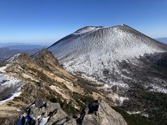 そしてガトーショコラと外輪山
もっと進みたかったけど、この先は木がなく突風が凄かったので、ここで引き返します。