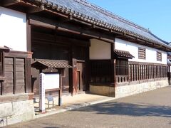 岩国藩五家老の１人、香川家の長屋門です。1693年に建てられたもので、山口県の文化財にも指定されています。