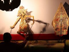 昼間、王宮に行った際、「火曜日20時から影絵芝居があるよ」とスタッフから教えて頂いたので、宿からバイタクで会場のソノブドヨ博物館に到着。8000ルピア（80円）でした。