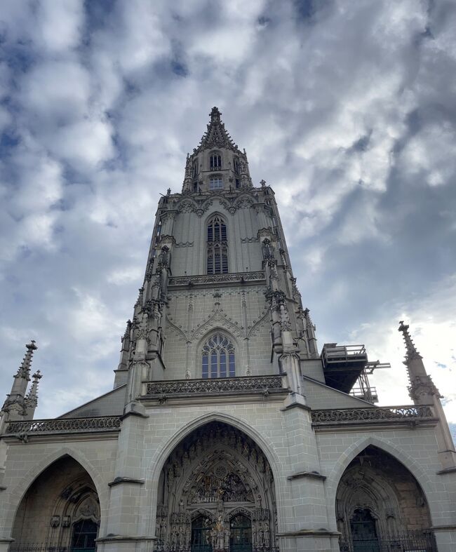 橋を渡り少し左側の方へ。その後真っ直ぐ歩いていくと大聖堂が見えてくる。<br />建物が大きかったので真下から撮ろうとすると携帯の普通の写真モードではおさまらない。<br /><br />そこで、スマホのパノラマモードを使うと全て入る！<br />本来パノラマモードは自分の周りを1周撮れるモードだが縦にも使える。<br /><br />①パノラマモードにした後携帯を横向きにすると矢印が上下のどちらかになる<br />②撮りたい物の1番端からシャッターを押し、<br />矢印の方向に従ってゆっくりと真っ直ぐブレないように動かす<br />③入れたいところまでいれたらシャッターをもう一度押す<br /><br />そうすると大体の高い建物を真下からでも撮ることができる。<br />前にテレビかネットかで言っていたのを思い出し撮ってみた。頭の片隅に残っていてよかった。<br /><br />カメラを真っ直ぐ動かさないとその建物がうねったり、<br />動いている人が写ると首なしや体なしなどの化け物が誕生してしまう可能性があるので止まっている被写体や人が少ないところで大活躍。