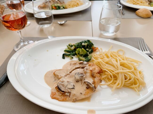 散策が終わりランチへ。<br />これが何だったか全然思い出せない。<br />何を食べたんだろう。まずくはなかったのだと思う。<br /><br /><br />スイスはテーブルに置かれていたり何も言わずとも持ってきてくれたピッチャーの水は好意で、大体無料っぽかった。水道水が飲めるからからそんな好意があるのかもしれない。<br />飲み物を頼まず水のおかわりだけを要求するのはちょっと神経図太いなぁみたいな感じっぽかった。<br /><br />スイスの物価がただでさえ上がっていたので飲み物よりお土産にお金をかけたかったので申し訳ないが1回も飲み物は頼まなかった。<br />ツアーの他の人が追加で頼んだりもしてたので、私達が頼んでいないのは誤魔化せていると信じている。<br /><br /><br /><br />ここのランチにはなんとワイン1杯がついていた。<br />ランチとセットでついてるのであればアルコールが好きではないので、ぶどうジュースにしてもらえないかなと思って相談したが店の好意で出してもらってるので難しいとのこと。<br /><br />一度国内のバスツアーで強制的にワイン工場に寄らされ試飲してみたが何か他の飲み物で味を上書きしたいと感じてしまった。<br />しかしスイスでせっかく出るのであればと思い、飲んでみることに。