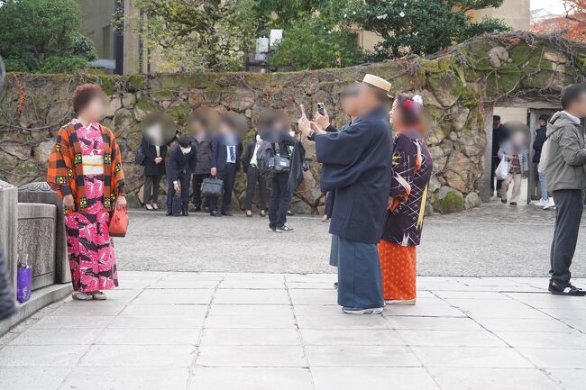 外国人による記念撮影現場に出会いました。<br />　和服に着替えての記念撮影です。