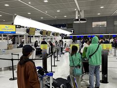 出発日（1日目）
早朝、成田空港第2ターミナル（Ｒカウンター）に到着すると、セブパシフィック航空のチェックインカウンターには既に長蛇の列ができていました。