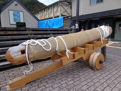 お祭りは 上松駅前のロータリーで、１２時から始まります。
その間、駅前に置かれていた木馬（キンマ）の御神木を見学。
木馬とは、かつて木材を搬出するために使われたソリ状のもの。
御神木は とても太くて立派な大木でした。
