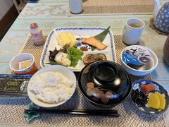 奈良旅行3日目朝7：00、ゲストハウスみもろの朝食。
こちらのゲストハウス、朝食が本当に美味しい。

オーナーさんに旅程の相談などしながら、完食。
また来年も来ますね～と言いながら、8：00前にチェックアウト。
大きい荷物は着払いで郵送手配してもらいました。

