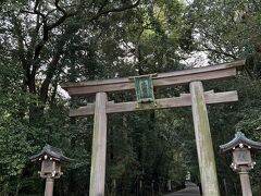 ゲストハウスみもろから徒歩5分、大神神社に参拝します。