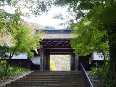 これより 木曽三大寺の中の最古刹・定勝寺の境内に入っていきます。
定勝寺は 本堂・庫裡・山門が国の重要文化財に指定されていて、正面の山門をくぐると、桃山建築の本堂と庭園があります。