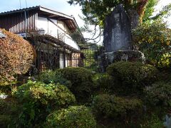 またバスで移動して、今度は野尻宿に到着しました。
野尻宿は木曽１１宿の中でも 奈良井宿についで その長さを誇り、外敵を防ぐため曲がりくねった町並みが特徴で「七曲がり」と呼ばれた道が今も残っています。
ここは野尻宿 本陣跡。
「明治天皇御小休所碑」と書かれた石碑が建てられています。