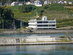 震災遺構のひとつ「旧陸前高田市立気仙中学校」は、2020年に完成した気仙川水門の近くにあります。東日本大震災時は、津波が堤防を越えてからわずか数分で校舎屋上近くまで津波が達したものの、生徒はその前に高台へ避難していたため、全員無事だったということです。