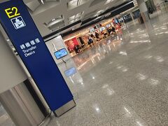 飛行機が延着してタラップ繋いだのは18:23…予約していた19:30のバスに間に合うか。地上係員の方が親切に道を教えてくれる。
急いでシャトルに乗ってターミナル移動。E2へ。