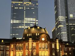 夜の東京駅赤レンガ駅舎。