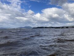 続いて次の目的地へ向かいます。
宍道湖の横の道路を走り…すごい風で湖なのに波が高め。