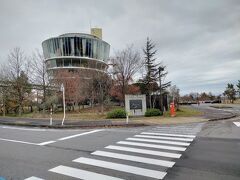 福島潟に到着．駐車場の脇に「ビュー福島潟」という展望タワーがあります．