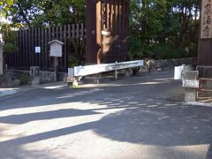 御寺泉涌寺総門　今年2度目の訪問。この辺りは5月と変わらず青々としていた。