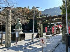 …通りの南にある「陶山(すえやま)神社」へ。