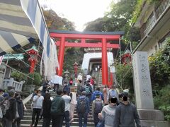 そして江島神社の大鳥居が見えてきました。朱色が目を引きますね。