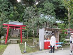 その左隣には末社の「江島神社 稲荷社 秋葉社」が建っています。