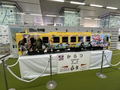 博多駅に飾ってあったラッピング電車、唐津懐かしいなぁ