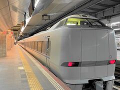 大阪駅19:27発の特急 サンダーバードで金沢に向かいます。