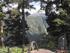高原バスから称名滝を眺めることができます。
