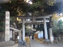 諏方神社（本社）１２０５年に創建され、長野県の諏訪大社の分社です。日暮里・谷中の総鎮守となっています。太田道灌と関係があります。）