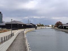 半田の古い街並みのエリアは車を停める場所が極めて少ないので、車はホテルに置いたまま徒歩で観光しました。

運河沿いまで来ました。
ミツカンのミュージアムは依然見学したのでパスして、運河を北上します。