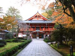 カフェをあきらめ、やってきたのは小松市にある那谷寺
最初はカニを食べたあと、なかなか福井に来ることもないので永平寺に足を延ばす予定だったのですが、直前に北陸の紅葉情報をチェックしていたら那谷寺がヒット。宿泊する金沢へ向かう途中でもあったため予定変更。「なたでら」という読み方も知らなかったのですが、717年創建の名刹です。