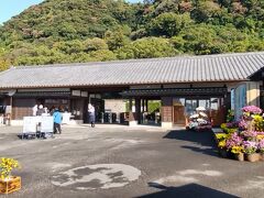 で、当初目的地の仙巌園です。

仙巌園は19代島津光久が築いた別邸です。