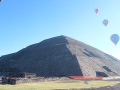 ブルジョアの人たちが、早朝のティオティワカン遺跡を
気球で見ている。あー円安なんとかしてくれと
心の中で叫んでおりました