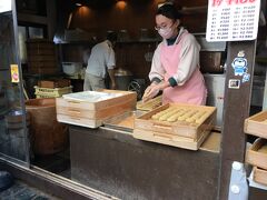 なら町のほうに来ました。
中谷堂の草餅でも、虫やしないに。